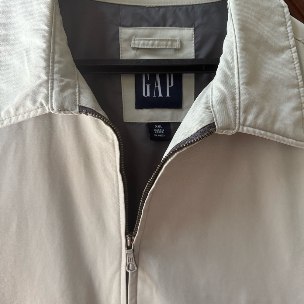 Classic Gap Men's Light Tan Jacket
XXL EUC Lightweight, Zip-Closure Cotton/Poly